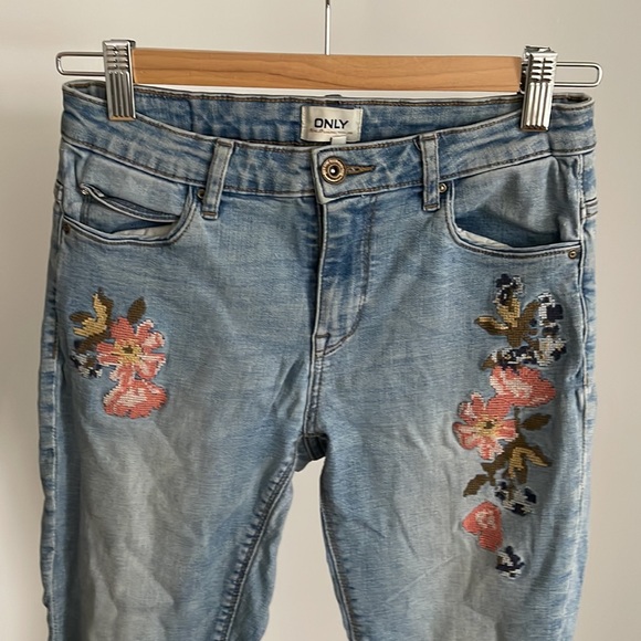 ONLY Floral Embroidered Ripped Skinny Jeans - Picture 3 of 8